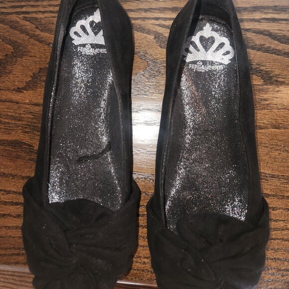 Women's Black Flats Slip On Shoes Pointed Toe Black Size 6 Fergalicious EUC - Picture 2 of 9